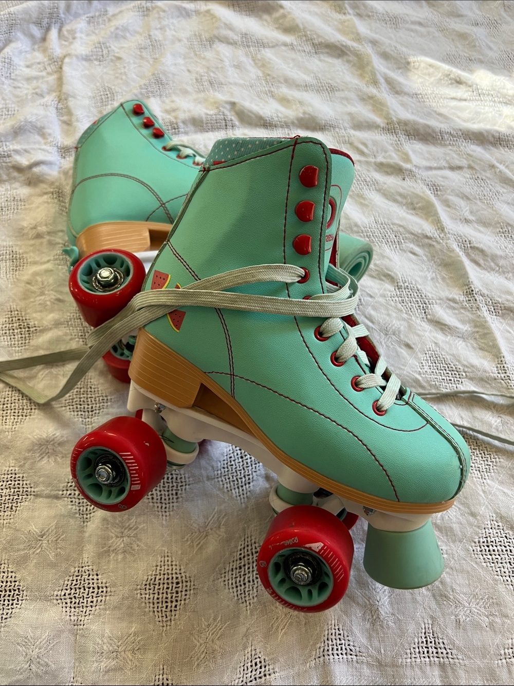 Kids Mint Roller Skates with Red Wheels – Classic High-Top Design